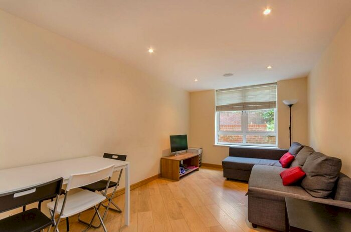 2 Bedroom Flat To Rent In Printing House Square, Guildford, GU1