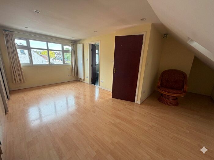 Studio To Rent In North Circular Road, London, NW2