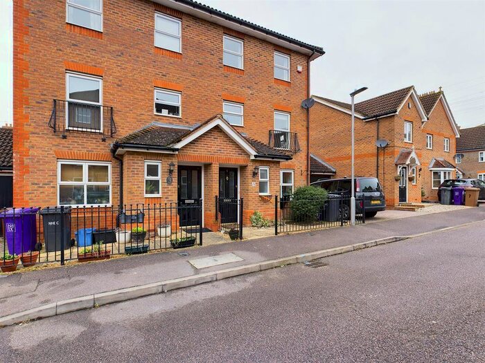 4 Bedroom Semi-Detached House To Rent In The Beacons, Great Ashby, Stevenage SG1