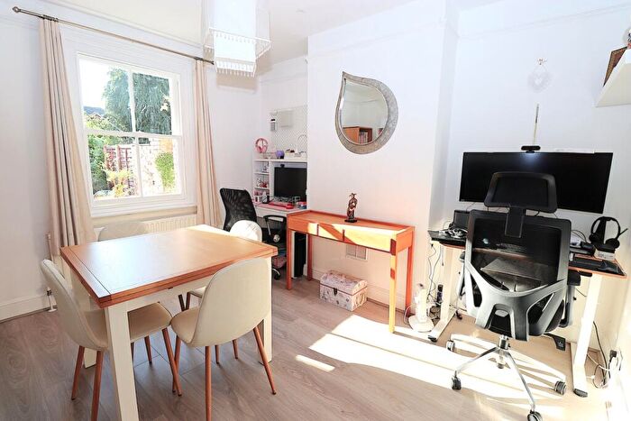 3 Bedroom Semi-Detached House For Sale In Elmsleigh Road, Farnborough, GU14