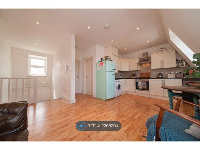 3 Bedroom Flat To Rent In Brixton, London, SE24