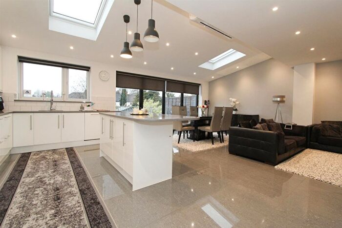 5 Bedroom Semi-Detached House For Sale In Demesne Road, Wallington, SM6