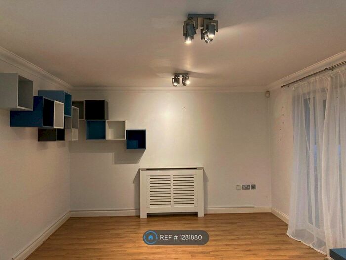 2 Bedroom Flat To Rent In White Lodge Close, Isleworth TW7