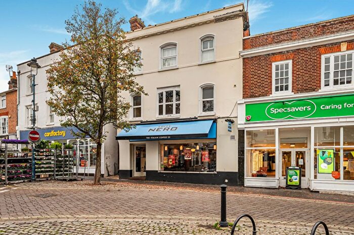 2 Bedroom Flat For Sale In Loes Alley, High Street, Alton, GU34