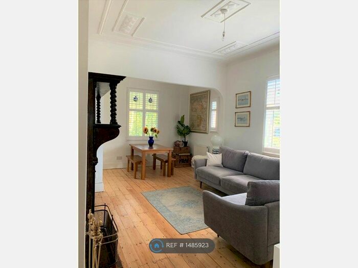 2 Bedroom Flat To Rent In Rye View Maisonettes, London, SE22