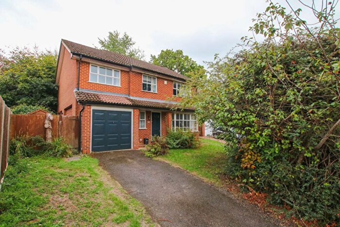 5 Bedroom Detached House For Sale In Walnut Close, Wokingham, RG41