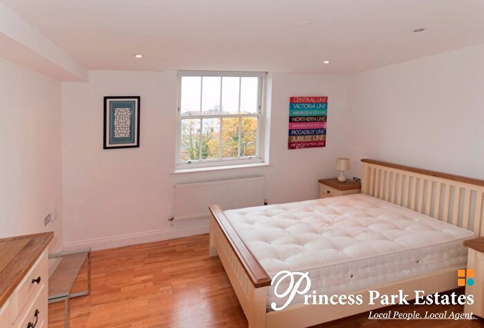 2 Bedroom Flat To Rent In Princess Park Manor, Royal Drive, London, N11