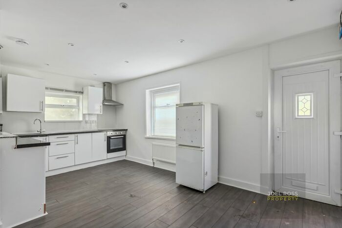 2 Bedroom Flat To Rent In Rossway Drive, Bushey, WD23