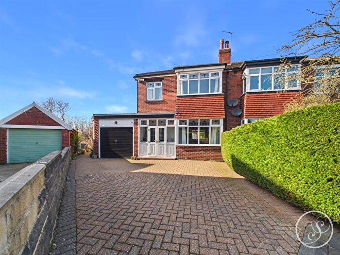 3 Bedroom Semi Detached House For Sale In Castle View, Leeds, LS17