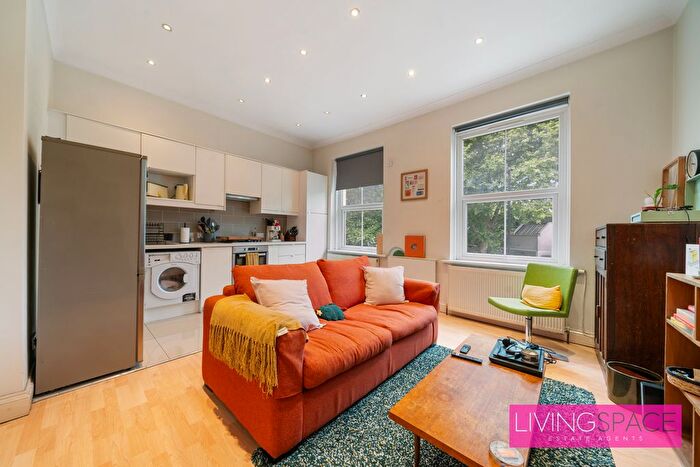 2 Bedroom Flat For Sale In Hornsey Road, London, N7