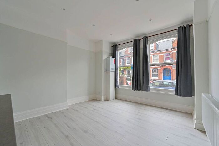 2 Bedroom Flat To Rent In Dalebury Road, Tooting Bec, London, SW17