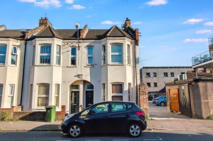 1 Bedroom Flat For Sale In Flat A, Otley Road, London, E16