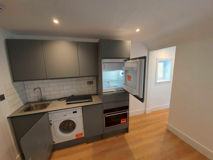 Studio To Rent In Temple Gardens, London, NW11