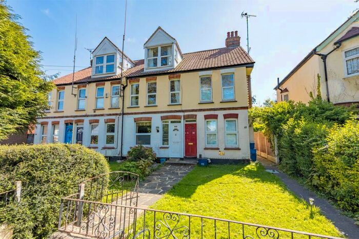 2 Bedroom Apartment For Sale In Carlton Avenue, Westcliff-On-Sea, SS0