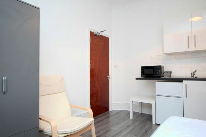 Studio To Rent In Forest Road, Walthamstow, London, E17