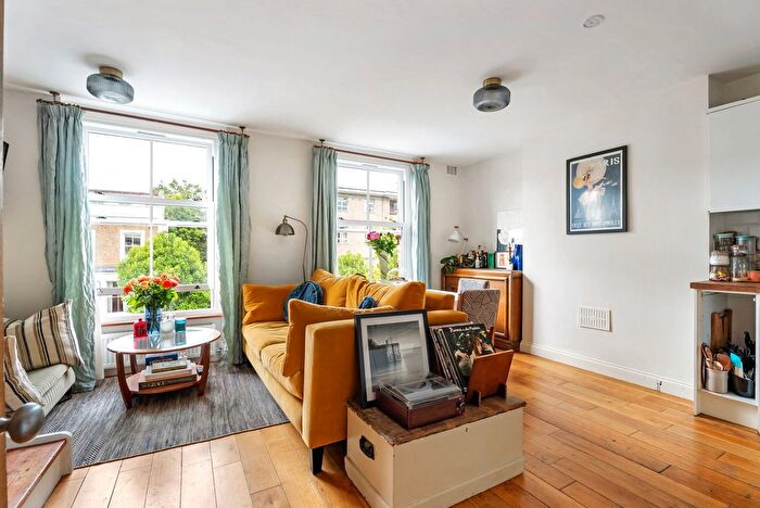 2 Bedroom Flat For Sale In Stowe Road, London, W12