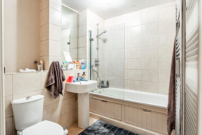 2 Bedroom Apartment To Rent In High Street, Markyate, Herts, AL3