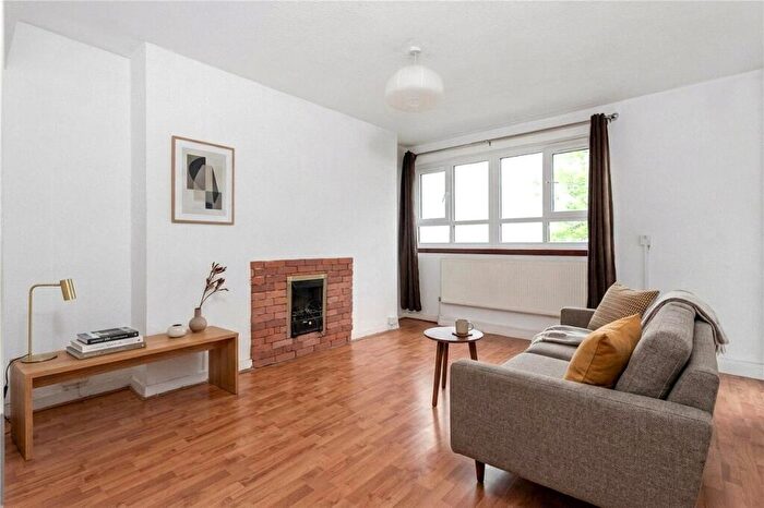 3 Bedroom Apartment For Sale In Green Lanes, London, N4