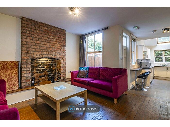 6 Bedroom Semi-Detached House To Rent In Cycle Road, Nottingham, NG7