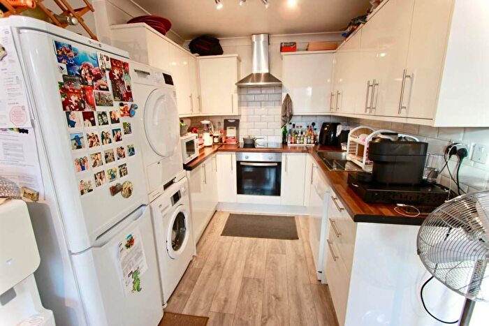 2 Bedroom Apartment To Rent In High Road, London, N12
