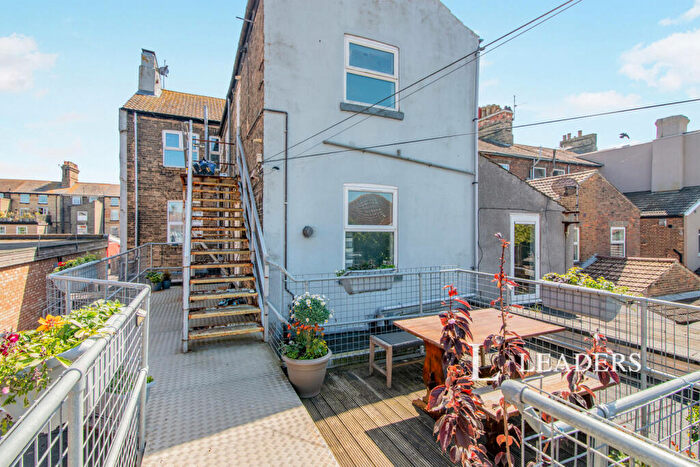 3 Bedroom Flat To Rent In London Road South, Lowestoft, Suffolk, NR33