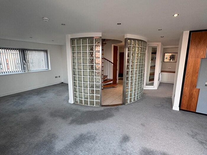 2 Bedroom Penthouse To Rent In Duplex, Islington Gates, Fleet Street, B3