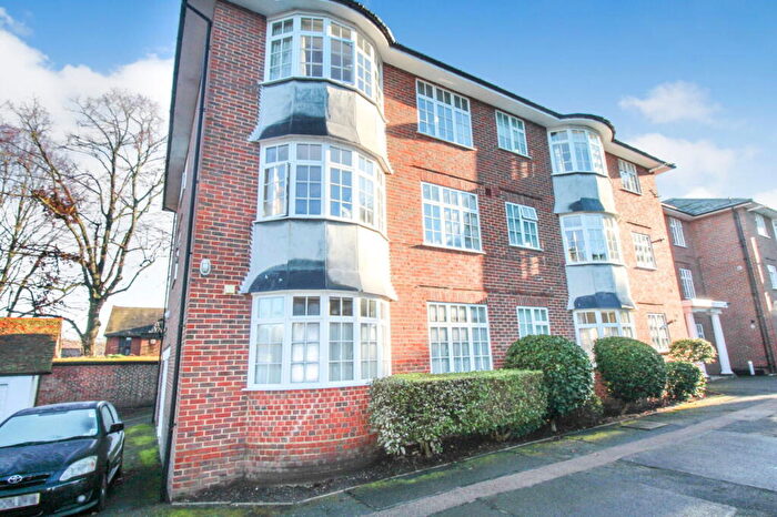 2 Bedroom Flat For Sale In West Street, Ewell, KT17