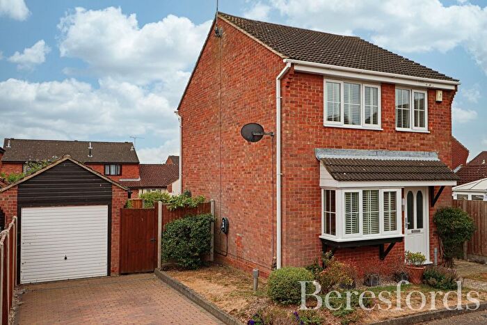 3 Bedroom Detached House For Sale In Henniker Gate, Chelmsford, CM2