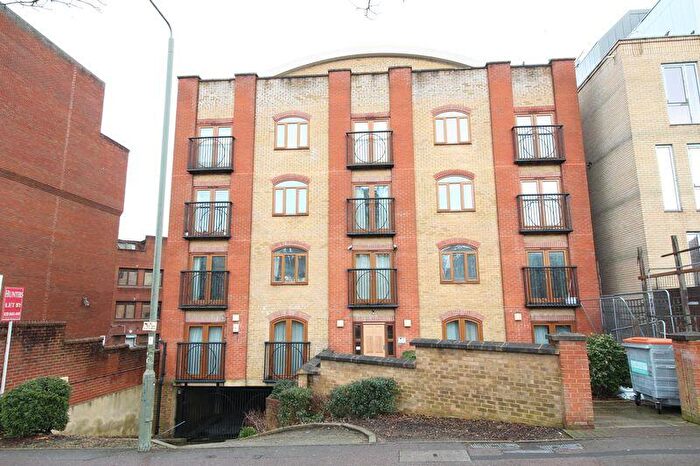 1 Bedroom Flat For Sale In Newbury House, Approach Road, New Barnet, EN4