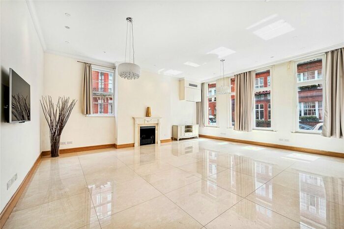 3 Bedroom Flat To Rent In Green Street, London, W1K