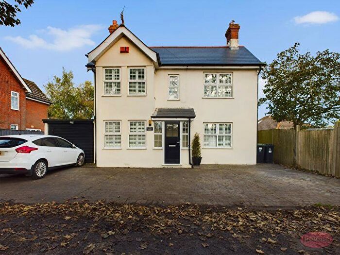 3 Bedroom Detached House For Sale In Newlands Road, Christchurch, BH23