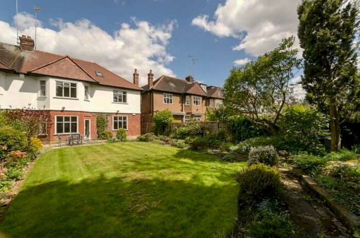 4 Bedroom Semi-Detached House To Rent In Bancroft Avenue London, N2