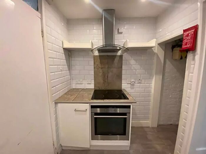 2 Bedroom Flat To Rent In Oakdale Road, Leytonstone, E11