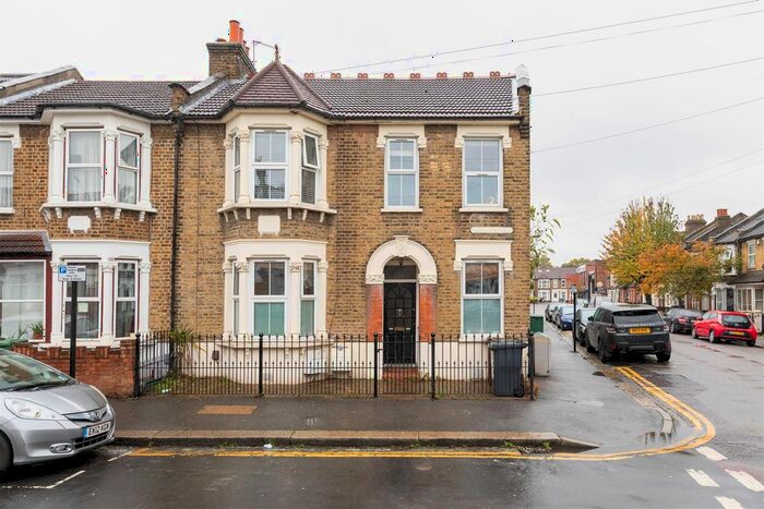 3 Bedroom Flat To Rent In Pearcroft Road, London, E11