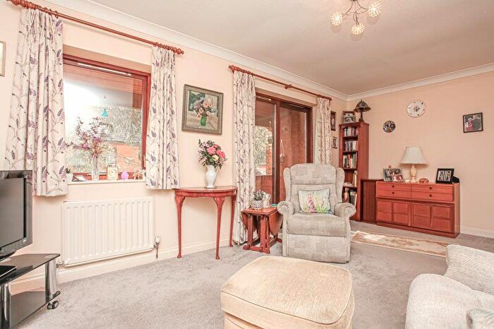 2 Bedroom Flat For Sale In Upton Court, Crouch Street, Banbury, OX16
