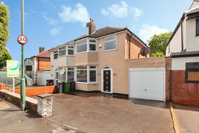 3 Bedroom Semi Detached House For Sale In Lyndon Road, Solihull, West Midlands, B92