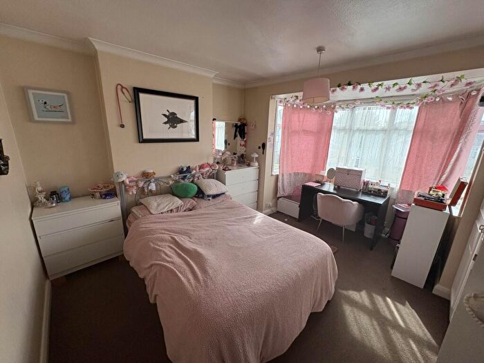 5 Bedroom Semi-Detached House To Rent In Strafford Gate, Potters Bar, EN6