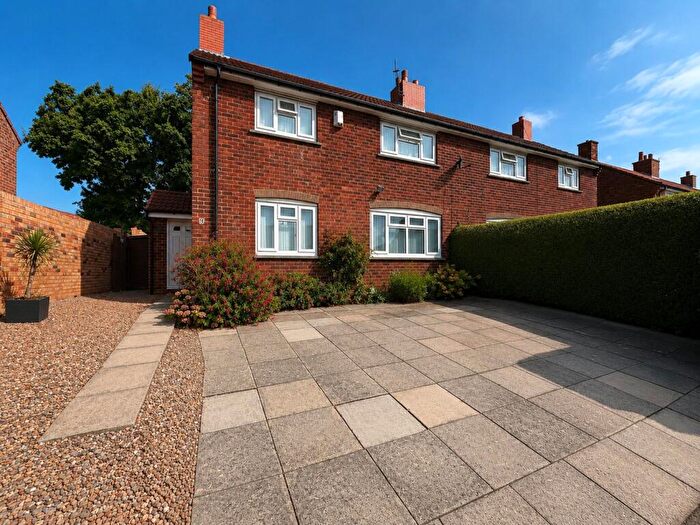 3 Bedroom Semi-Detached House For Sale In The Crest, Swillington, LS26