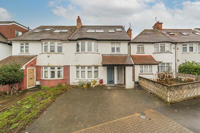 3 Bedroom Maisonette For Sale In Russell Gardens, London, NW11