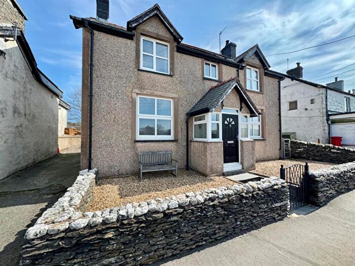 3 Bedroom House For Sale In King Street, Cerrigydrudion, Corwen, LL21