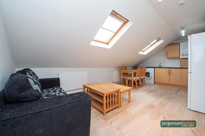 2 Bedroom Flat To Rent In Lanark Mansions, Shepherds Bush, W12