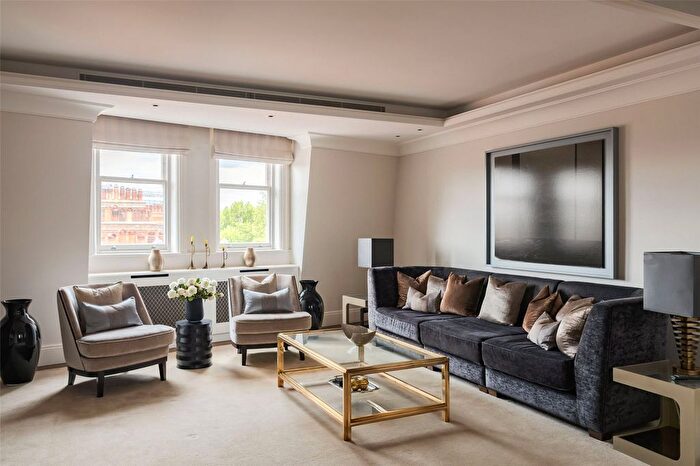 3 Bedroom Flat To Rent In Cadogan Square, Knightsbridge, SW1X