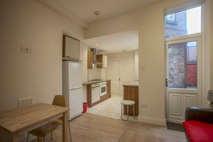 3 Bedroom Flat To Rent In Myrtle Grove, Newcastle Upon Tyne, NE2