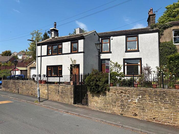 3 Bedroom Semi-Detached House For Sale In West Lane, Thornton, Bradford, BD13