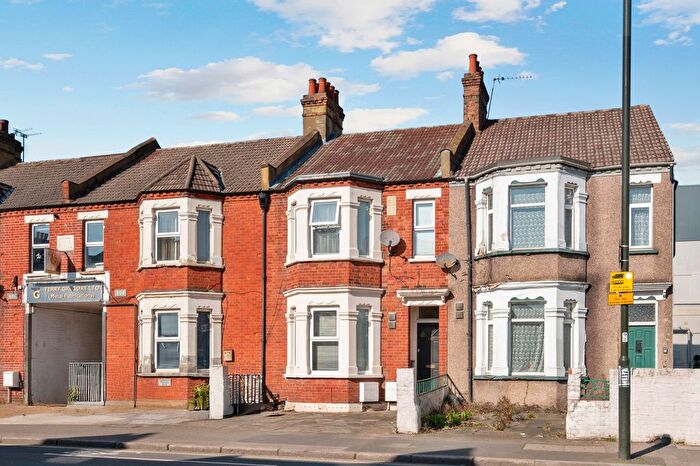1 Bedroom Flat For Sale In Kingston Road, Raynes Park, SW20