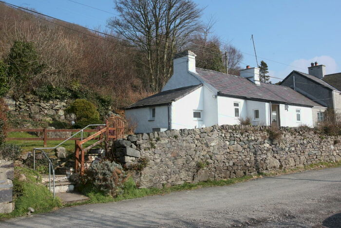 3 Bedroom Semi-Detached House To Rent In Craig Y Dinas, Stabla Llanrug, Caernarfon, LL55