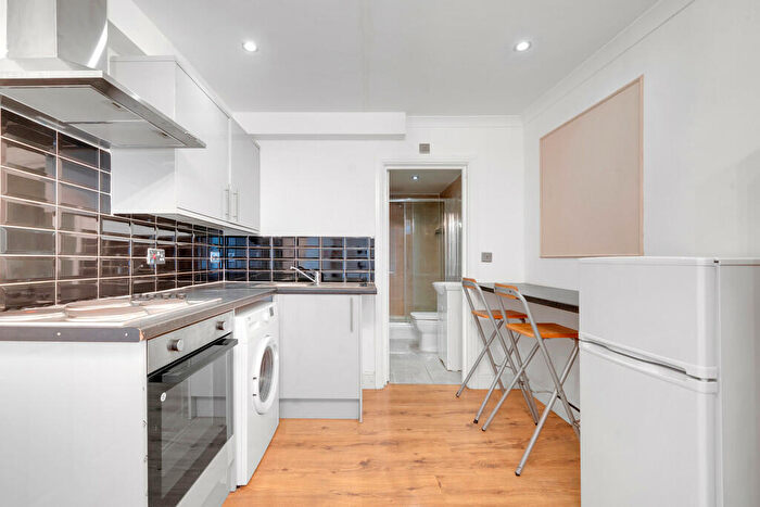 Studio To Rent In Barnett Street, Whitechapel, London, E1