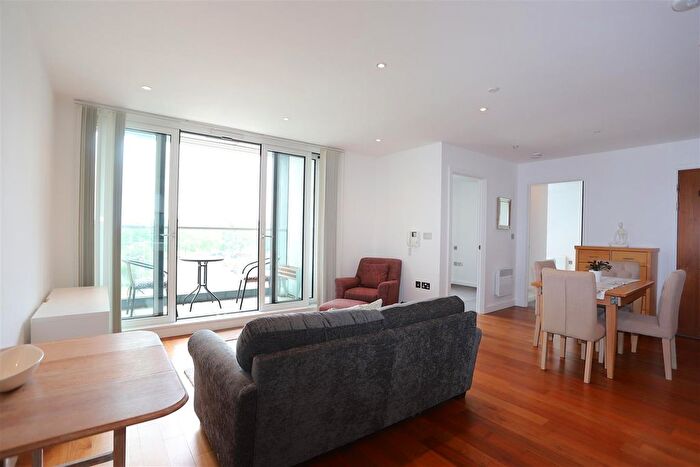 2 Bedroom Flat To Rent In Milliners Wharf, New Islington, M4