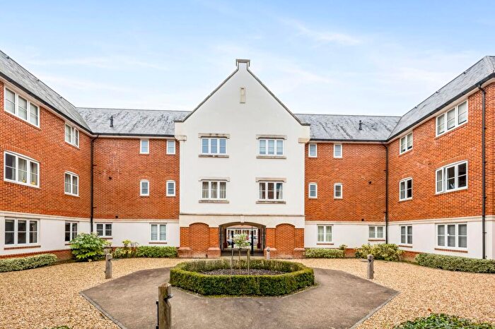 2 Bedroom Flat For Sale In Scholars Walk, Horsham, RH12