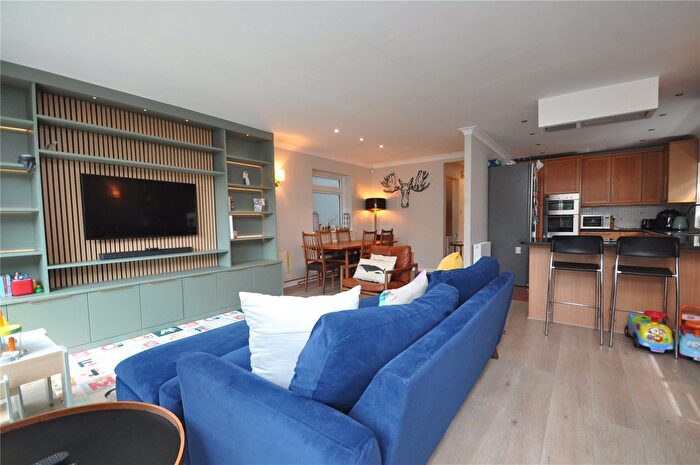 3 Bedroom Maisonette For Sale In Holly Park Gardens, Finchley, N3
